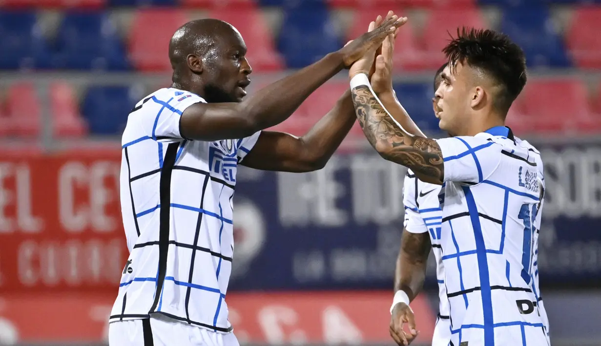 Striker Inter Milan, Romelu Lukaku, melakukan selebrasi bersama Lautaro Martinez usai mencetak gol ke gawang Bologna pada laga Serie A di Stadion Renato Dall'Ara, Sabtu (3/4/2021). Inter Milan menang dengan skor 1-0. (Massimo Paolone/LaPresse via AP)