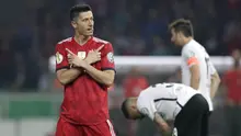 Striker Bayern Munchen, Robert Lewandowski, melakukan selebrasi usai membobol gawang Eintracht Frankurt pada laga final  DFB Pokal di Stadion Olympiastadion, Minggu (20/5/2018). Eintracht Frankurt menang 3-1 atas Bayern Munchen. (AP/Michael Sohn)