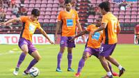 Terens Puhiri bersiap bersama rekan satu tim di Port FC jelang pertandingan melawan Muangthong, Sabtu (17/2/2018). (Bola.com/Dok. Facebook Port FC)
