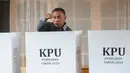 Saat menggunakan hak politiknya, Dharma Pongrekun hadir sendirian. (merdeka.com/Arie Basuki)