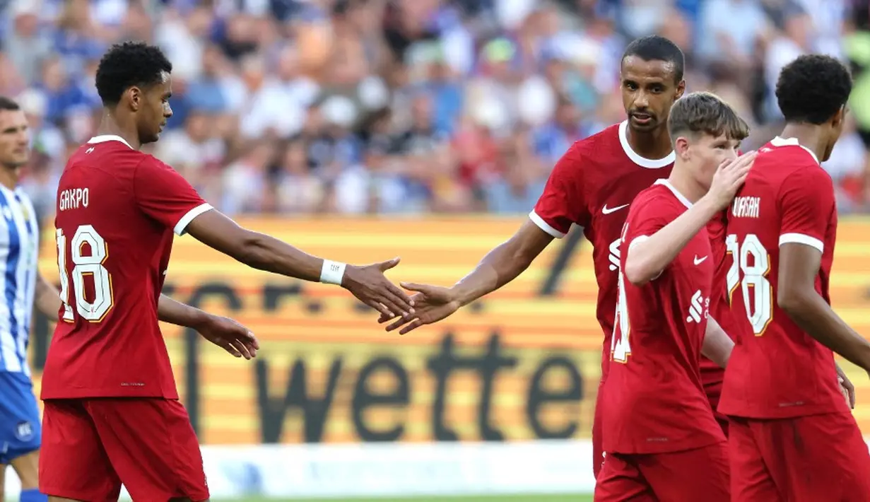 <p>Penyerang Liverpool asal Belanda Cody Gakpo (kiri) merayakan golnya menjadi 2-2 dengan rekan satu timnya pada pertandingan sepak bola persahabatan pramusim antara Karlsruhe SC dan Liverpool FC di Karlsruhe, Jerman, 19 Juli 2023. Liverpool mengalahkan Karlsruher dengan skor 4-2. (Daniel ROLAND/AFP)</p>