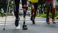 Penyandang difabel bersama warga mengikuti lomba "Lend your leg", di Medellin, Kolombia, Minggu (7/5). Panitia menggelar lomba tersebut untuk mengumpulkan dana bagi tentara dan polisi yang terluka dalam pertempuran. (AFP PHOTO / Joaquin Sarmiento)