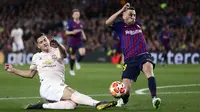 Bek Barcelona, Jordi Alba, berebut bola dengan pemain Manchester United, Diogo Dalot, pada laga Liga Champions 2019 di Stadion Camp Nou, Selasa (16/4). Barcelona menang 3-0 atas Manchester United. (AP/Manu Fernandez)