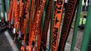 Pedagang atribut Persija menunggu pembeli di Stadion Patriot, Bekasi, Kamis (4/5/2017). Persija Jakarta akan menjamu Madura United pada lanjutan Liga 1 2017. (Bola.com/Nicklas Hanoatubun)