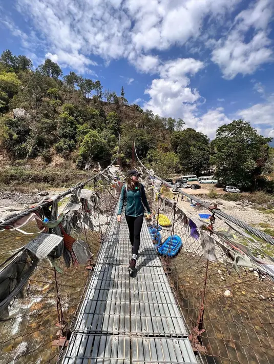 Momen keseruan liburannya saat menjelajahi Bhutan diunggah di akun Instagramya.  [Foto: IG/lunamaya].