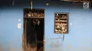 Sampah plastik menyangkut pada jendela dan pintu rumah warga usai banjir melanda kawasan Balekambang, Kramatjati, Jakarta Timur, Selasa (30/4/2019). Sejumlah rumah warga di RT 005/RW 005 Balekambang rusak diterjang banjir yang terjadi pada 27 April 2019 lalu. (Liputan6.com/Herman Zakharia)