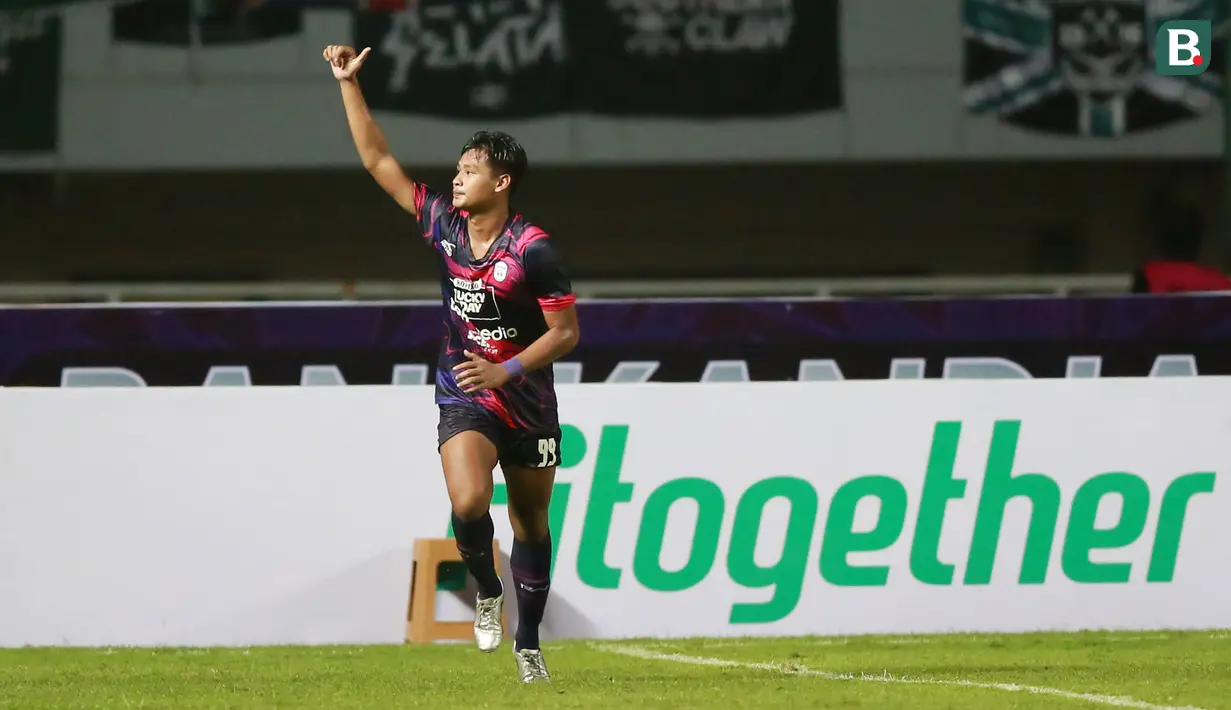 Pemain RANS Nusantara FC, Septian Bagaskara melakukan selebrasi usai mencetak gol ke gawang PSS Sleman dalam laga pekan ke-2 BRI Liga 1 2022/2023 antara RANS Nusantara FC melawan PSS Sleman di Stadion Pakansari, Bogor, Jumat (29/7/2022) malam WIB. (Bola.com/M Iqbal Ichsan)