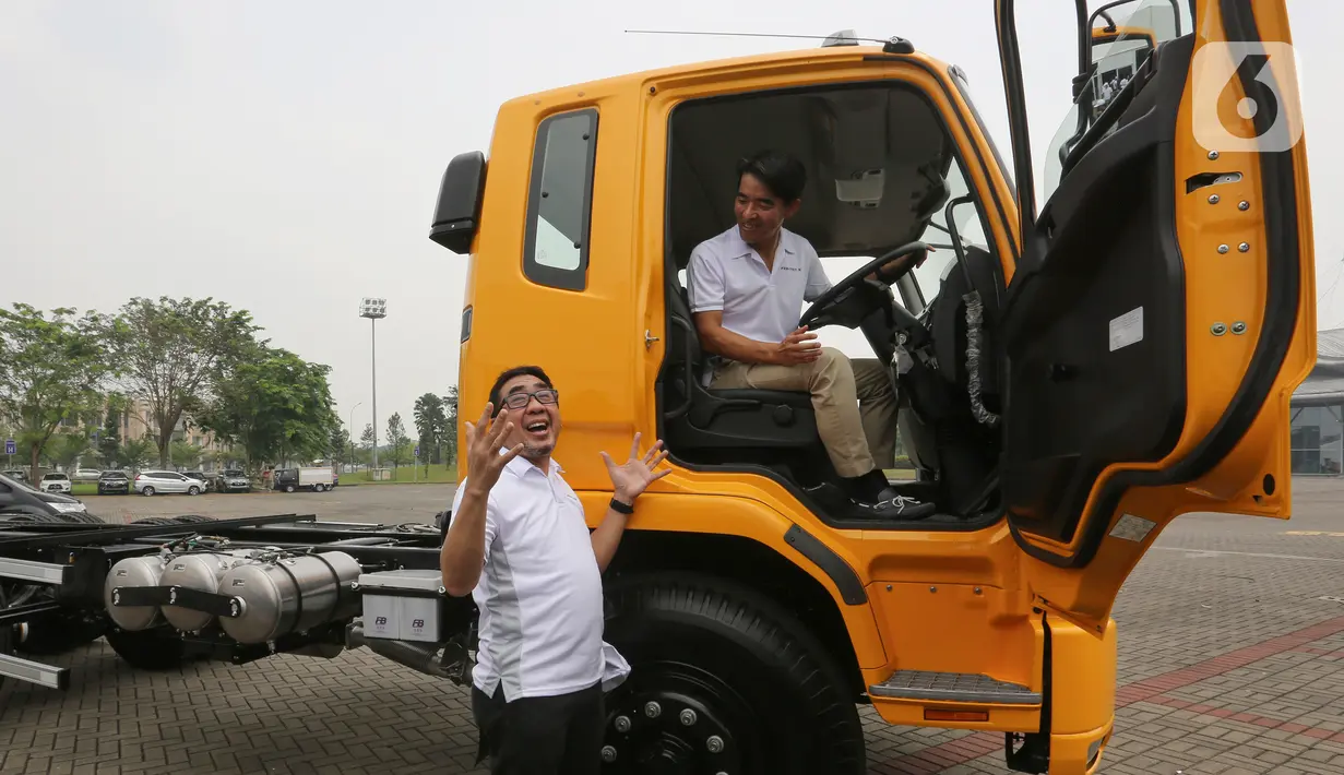 Sales & Marketing Director Duljatmono PT. KTB (bawah) berbincang dengan Presiden Direktur Nobukazu Tanaka pada peluncuran truk terbaru Mitsubishi fuso model Canter dan Fighter X berstandar Euro4 di ICE BSD, Tangerang (25/03/2022). (Liputan6.com/Fery Pradolo)