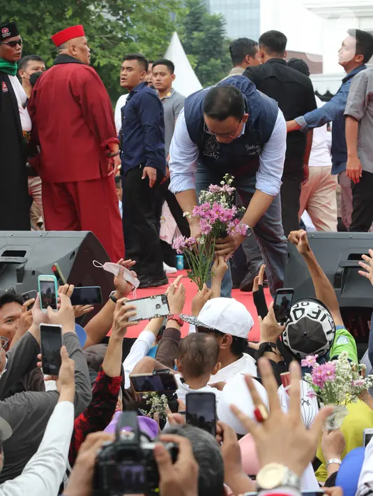 Gubernur DKI Jakarta Anies Baswedan menyapa warga saat acara perpisahan di Balai Kota, Jakarta pusat, Minggu (16/10/2022). Pemprov DKI Jakarta bersama relawan menggelar acara perpisahan untuk Gubernur DKI Jakarta Anies Baswedan yang masa jabatannya berakhir tepat hari ini. (Liputan6.com/Herman Zakharia)