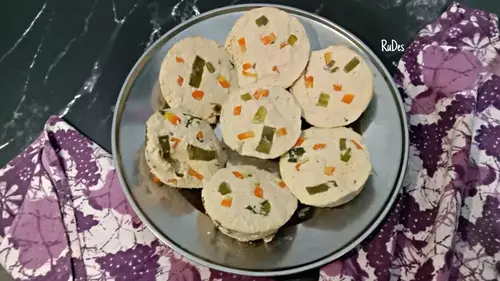 Hidangan tahu kukus yang lembut dan sehat, disajikan dengan sambal sebagai pelengkap di atas piring putih