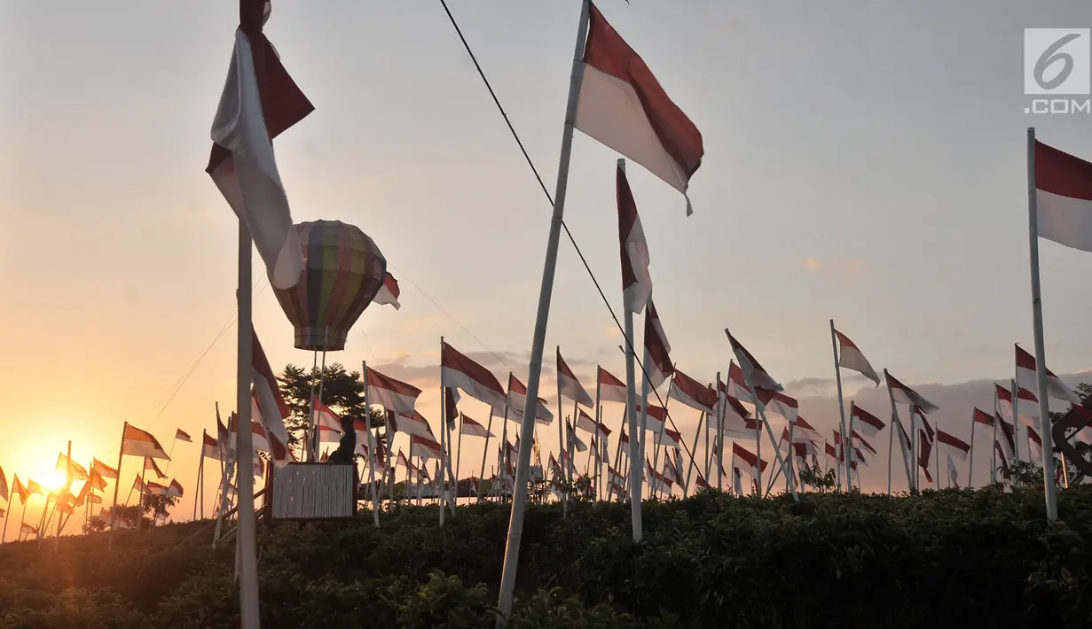 Ribuan bendera Merah Putih berkibar di perkebunan teh Kemuning, Desa Girimulyo, Karanganyar, Jateng, (25/8). 1.970 bendera Merah Putih, diantaranya 17 berukuran sedang, 8 besar, dan 1.945 kecil dikibarkan. (Merdeka.com/Iqbal S. Nugroho)
