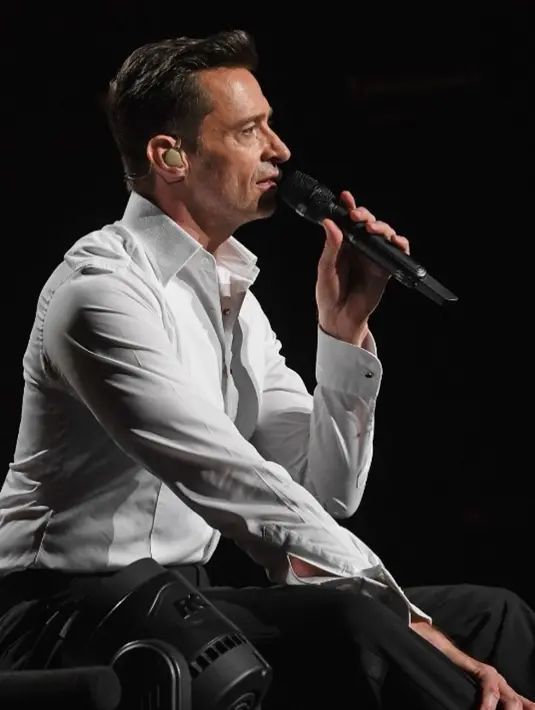 Hugh Jackman saat tampil dalam tournya. Selain aktif beradu peran, Hugh juga memiliki suara yang indah. (Instagram/@thehughjackman)