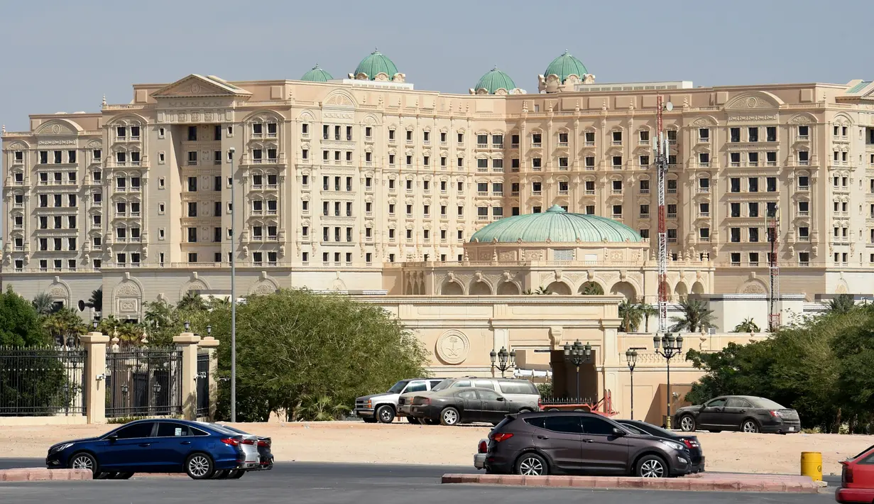 Kendaraan melintas dekat hotel Ritz Carlton Riyadh yang sedang ditutup di  Arab Saudi, 5 November 2017. Hotel bintang lima itu dijadikan sebagai rumah tahanan sementara 11 pangeran, empat menteri, dan puluhan mantan anggota kabinet. (FAYEZ NURELDINE/AFP)