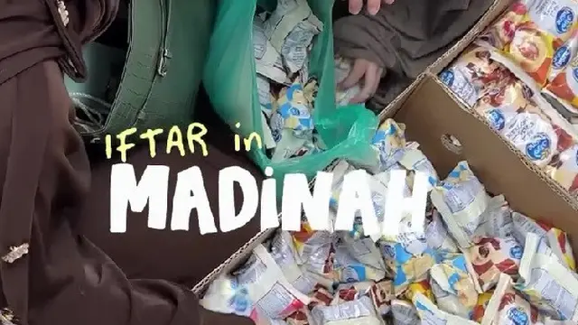 Momen Ririn Ekawati dan Rini Yulianti Bagi-Bagi Takjil (credit: instagram/riniyulianti)