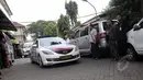 Mobil ambulan yang membawa jenazah terpidana mati asal Brazil, Rodrigo Gularte tiba di Rumah Duka RS Carolus, Jakarta, Rabu, (29/4/2015). Jenazah tiba sekitar pukul 12.50 WIB dengan diiringi mobil polisi. (Liputan6.com/Helmi Afandi)