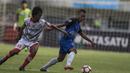Striker PSIS, Aldaeir Makatindu, berusaha melewati bek Martapura FC, Ady Setiawan, pada laga perebutan tempat ketiga Liga 2 di Stadion GBLA, Bandung, Selasa (28/11/2017). PSIS menang 6-4 atas Martapura FC. (Bola.com/Vitalis Yogi Trisna)