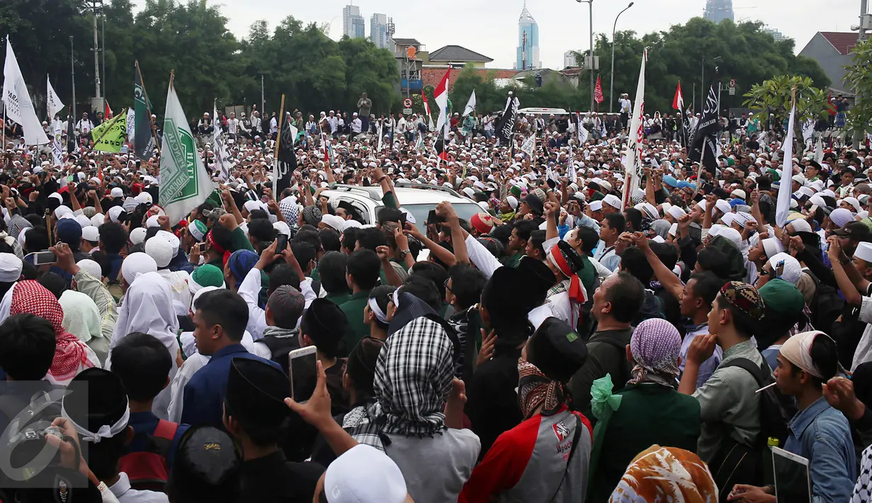 Ribuan massa melakukan aksi damai 212 jilid 2 di depan Gedung Dewan Perwakilan Rakyat, Senayan, Jakarta, Selasa (21/2). Aspirasi tersebut terkait pemberhentian Gubernur DKI Jakarta Basuki Tjahja Purnama (Ahok). (Liputan6.com/JohanTallo)
