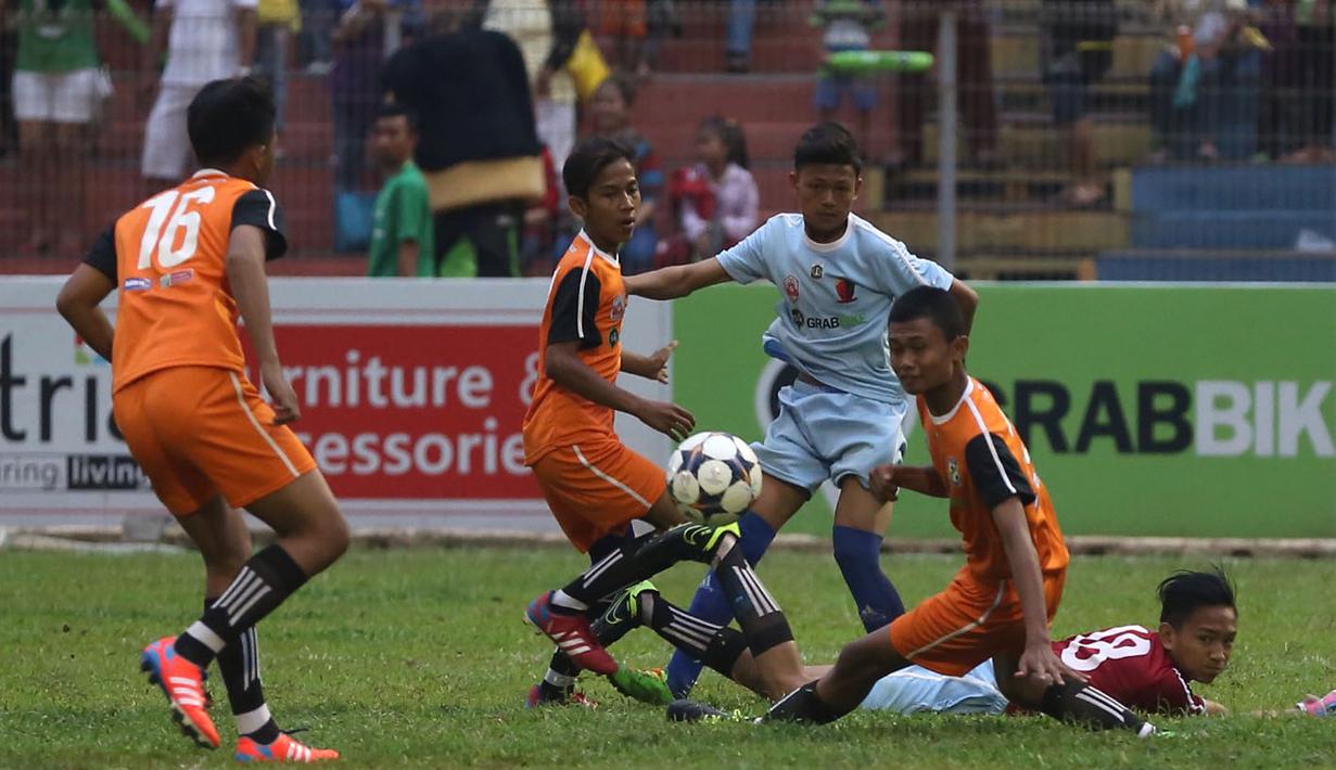 Perebutan bola antara pemain Rusun Daan Mogot (biru) dengan pemain Rusun Pulo Gebang pada laga final Rusun Cup 2015 di Stadion Soemantri Brojonegoro, Jakarta, Minggu (8/11/2015). ( Bola.com/Nicklas Hanoatubun)