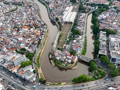 Foto udara memperlihatkan hunian warga di sekitar bantaran Kali Ciliwung yang membelah Kelurahan Kampung Melayu, Jakarta Timur dan Bukit Duri, Jakarta, Selasa (29/4/2025). (merdeka.com/Arie Basuki)