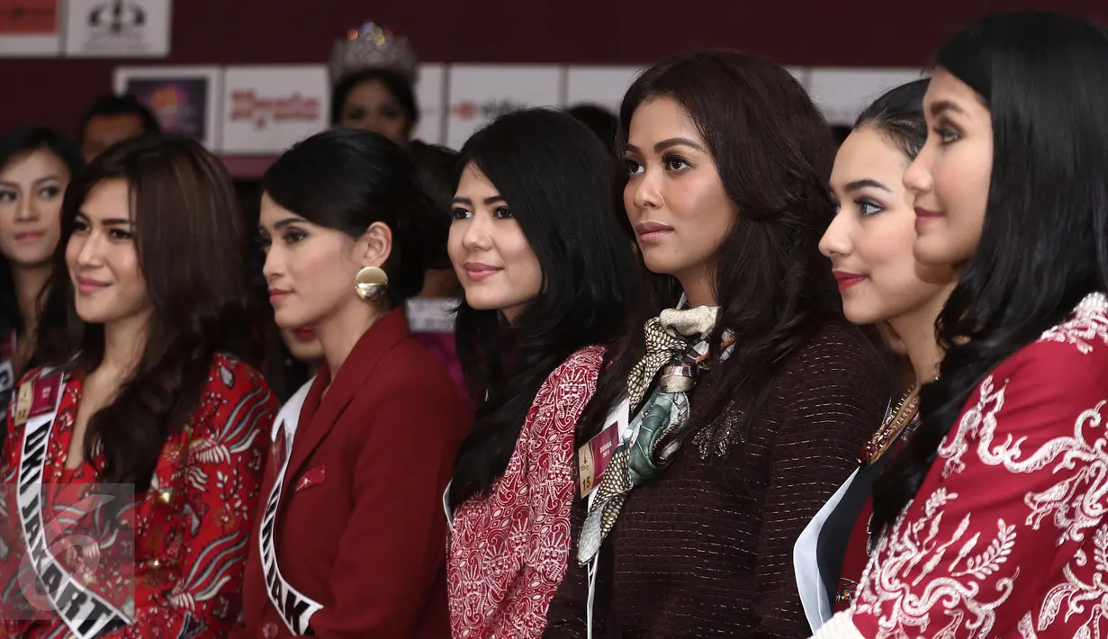 Para finalis Puteri Indonesia 2017 saat mengikuti jumpa pers pemilihan Puteri Indonesia 2017 di Menteng, Jakarta, Selasa (21/3). Ajang tahunan ini bertema "Wujudkan Potensi dan Kreasi Anak Negeri Sebagai Identitas Bangsa". (Liputan6.com/Herman Zakharia)