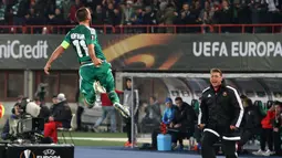 Selebrasi kapten Rapid, Steffen Hofmann, usai mencetak gol ke gawang Viktoria Plzen di babak pertama. Jumat (23/10/2015) dini hari WIB. (Bola.com/Reza Khomaini)