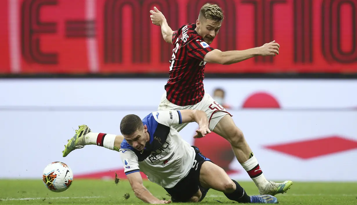 Pemain AC Milan Alexis Saelemaekers (kanan) berebut bola dengan dengan pemain Atalanta pada pertandingan Serie A di Stadion San Siro, Milan, Italia, Jumat (24/7/2020). Pertandingan berakhir 1-1. (Spada/LaPresse via AP)