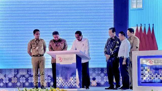 Menteri Koordinator Bidang Perekonomian Airlangga Hartarto mendampingi Presiden Joko Widodo meresmikan pabrik bahan anoda baterai lithium di Kawasan Ekonomi Khusus (KEK) Kendal