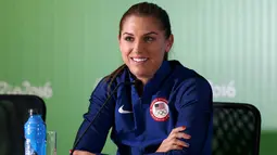 Senyum manis penyerang wanita AS, Alex Morgan memberikan keterangan saat konferensi pers di Mineirao stadion - Belo Horizonte, Brasil, (5/8). Alex Morgan merupakan penyerang kelahiran 2 Juli 1989. (REUTERS/Mariana Bazo)