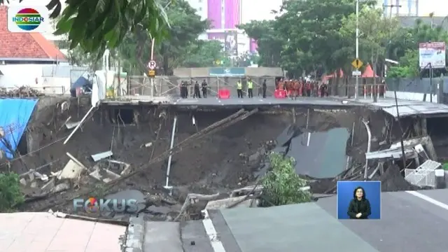Tim geologi masih memetakan Jalan Raya Gubeng dari permukaan untuk dapat menyimpulkan penyebab utama amblesnya jalan.