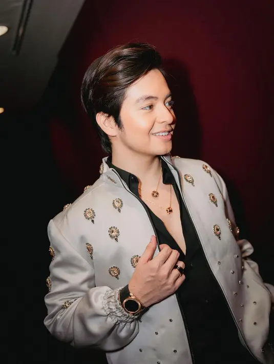 Angga Yunanda menjadi salah satu pemeran di film ini, tampil memukau di acara premiere. Ia mengenakan setelan kemeja dan celana panjang hitam. Padu padan ini kemudian dilayer dengan jaket abu-abu berpayet. [Foto: Document/BVLGARI]