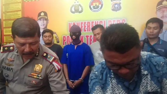 Pelaku penganiaya (berbaju biru) bocah berusia 11 tahun di Mapolsek Tenayanraya.