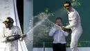 Nico Rosberg (kanan) dan Lewis Hamilton merayakan kemenangan perdana di seri pertama musim balap 2016 di Australia, Minggu (20/3/2016). Balapan perdana ini diwarnai tabrakan antara Fernando Alonso dan Esteban Gutierrez (Reuters/Brandon Malone)