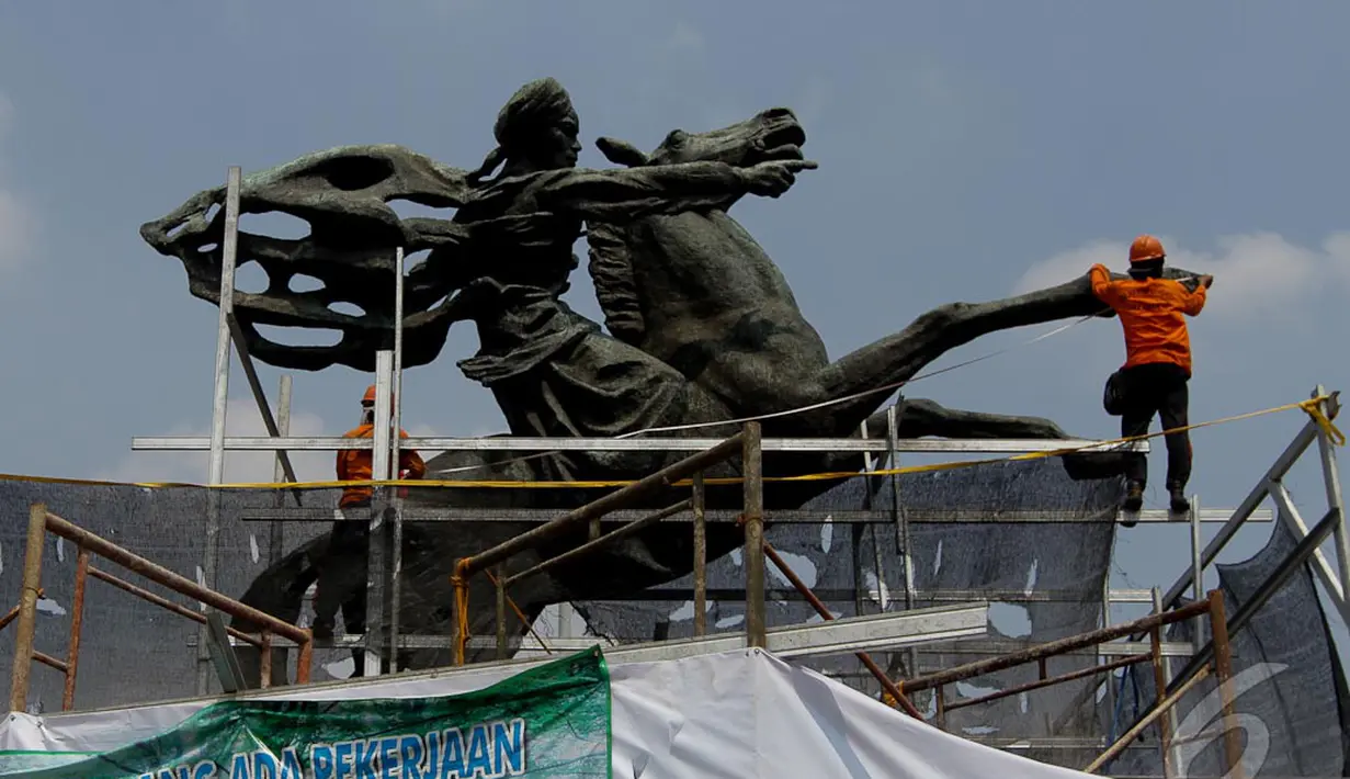 Balai Konservasi Dinas Pariwisata dan Budaya Pemprov DKI Jakarta menjelaskan proses pembersihan patung dengan tinggi total 9,4 meter ini akan dibersihkan selama 4 hari, Senin (22/09/2014) (Liputan6.com/Faizal Fanani)