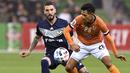 Pemain Melbourne Victory, Strom Roux, berebut bola dengan Chiangrai United, Chaiyawat Buran, pada laga Liga Champions Asia di Melbourne, Selasa (11/2). Melbourne menang 1-0 atas Chiangrai. (AFP/William West)