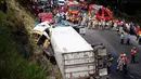Kondisi sebuah truk kargo dan bus setelah terlibat kecelakaan di pinggiran Ibu Kota Honduras, Tegucigalpa, Minggu (5/2). Akibatnya 16 orang dikabarkan tewas dan 34 lainnya mengalami luka-luka. (AP Photo/Fernando Antonio)