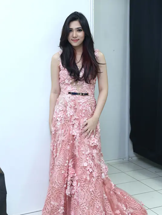 Sayangnya Isyana enggan membongkar identitas rapper yang ikut memberikan warna dalam albumnya. (Galih W. Satria/Bintang.com)