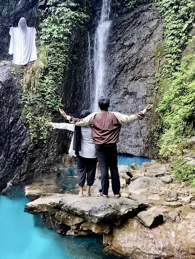 6 Editan Foto Pasangan di Air Terjun Ini Nyeleneh, Jadi Gagal Terlihat Romantis