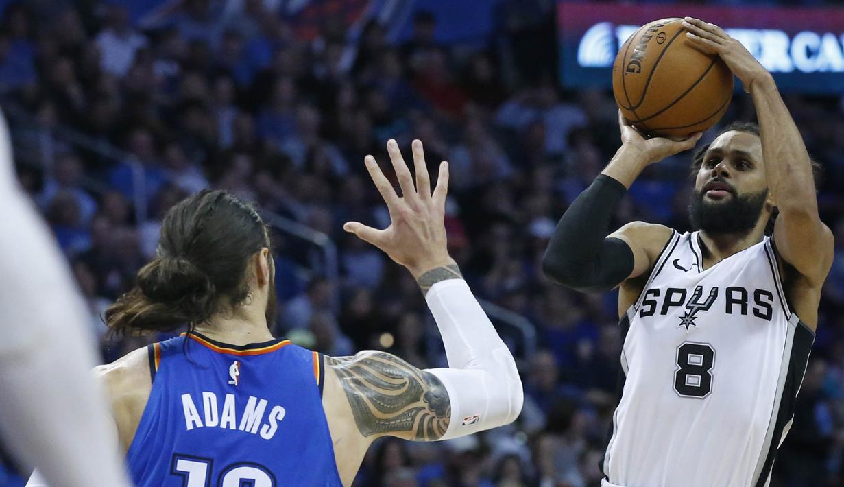 Pebasket San Antonio Spurs, Patty Mills, berusaha memasukan bola saat pertandingan melawan Oklahoma City Thunder pada laga NBA di Chesapeake Energy Arena, Minggu (11/3/2018). Thunder menang 104-94 atas Spurs. (AP/Sue Ogrocki)
