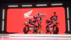 Dua pebalap MotoGP Honda Racing Corporation (HRC) yakni Joan Mir (kiri) dan Luca Marini saat menghadiri launching motor baru untuk MotoGP 2025 di pabrik PT Astra Honda Motor (AHM) di Cikarang, Jawa Barat pada Sabtu (1/2/2025). Honda resmi merilis motor baru untuk MotoGP 2025. Nuansa oranye yang selama ini melekat di bodi kini didominasi merah. (Bola.com/M. Iqbal Ichsan)