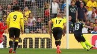 Pemain Arsenal, Santi Cazorla, saat mengeksekusi penalti yang berujung gol ke gawang Watford, pada laga lanjutan Premier League, di Vicarage Road, Sabtu (27/8/2016). (AFP/Sean Dempsey). 