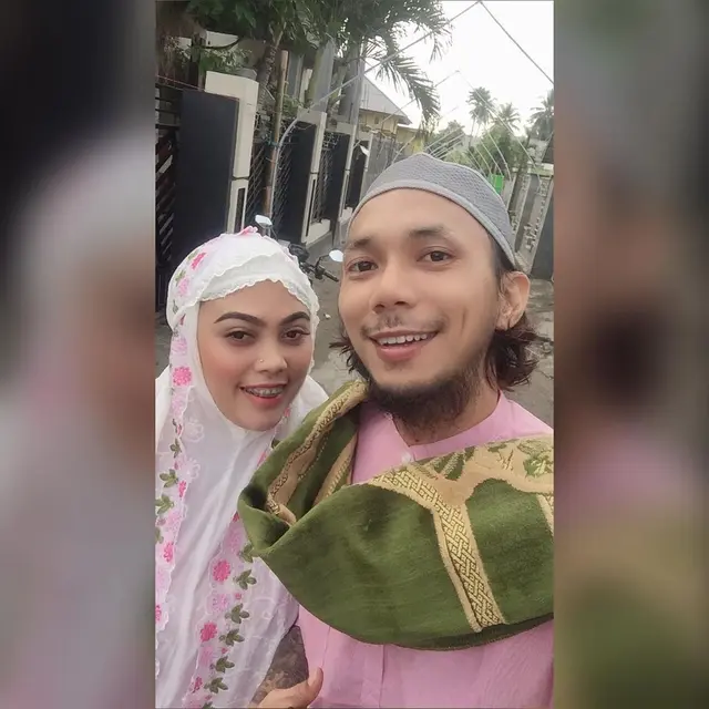 7 Potret Kebersamaan Norman Kamaru dan Istri Tampil dalam Busana Muslim