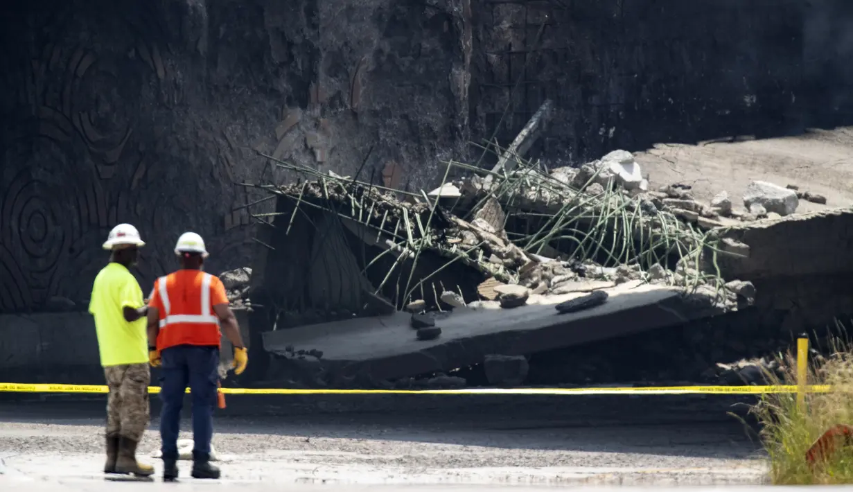 <p>Tayangan televisi menunjukkan api dan asap mengepul dari Interstate 95 (I-95) yang hancur di kawasan Tacony. (Monica Herndon/The Philadelphia Inquirer via AP)</p>