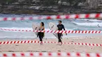 Sejumlah peselancar berjalan di Pantai Bondi di Sydney, Australia (28/4/2020). Industri pariwisata Australia mengalami kerugian sekitar 5,8 miliar dolar Australia (1 dolar Australia = Rp10.579) dalam tiga bulan pertama 2020 seiring merebaknya pandemi coronavirus. (Xinhua/Bai Xuefei)