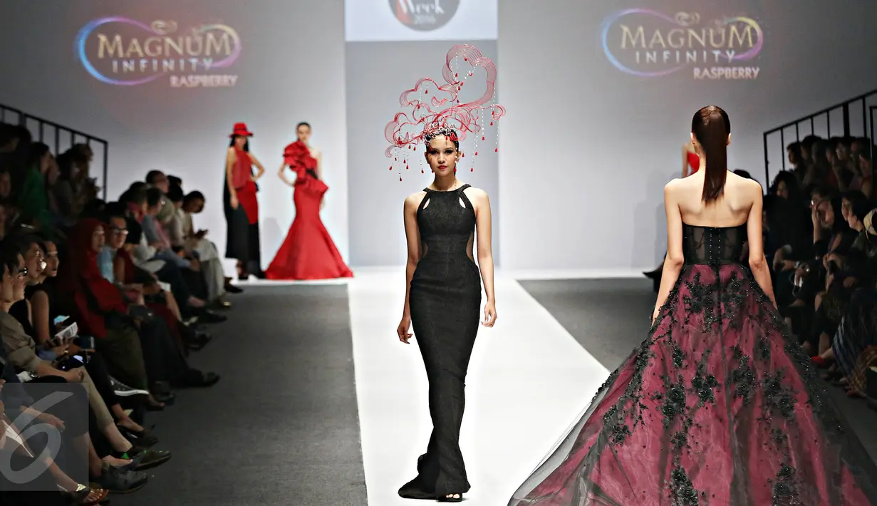 Model berjalan di catwalk pada parade fashion show yang menampilkan karya sejumlah desainer yang berpartisipasi di pembukaan Jakarta Fashion Week (JFW) 2016 di Senayan City, Sabtu (24/10/2015). (Liputan6.com/Imanuel Antonius)