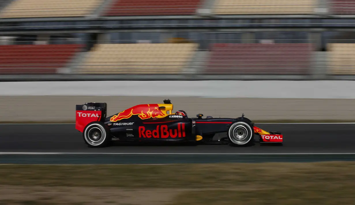 Pebalap Rusia dari tim Red Bull, Daniil Kvyat, membukukan catatan waktu 1 menit 25,900 detik pada sesi pertama hari ke-4 tes pramusim di Sirkuit Catalunya, Barcelona, Spanyol, Kamis (25/2/2016). (Reuters/Sergio Perez)