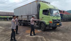 Kendaraan sumbu tiga ditepikan demi cegah macet di Jalur Limbangan, Garut, pada masa arus balik libur panjang Isra Mi'raj dan Imlek 2025. (Foto: Liputan6.com/Jayadi Supriyadin)