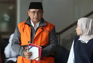 Mantan Menteri Agama, Yaqut Cholil Qoumas (Gus Yaqut - kiri), usai menjalani pemeriksaan lanjutan di Gedung Merah Putih Komisi Pemberantasan Korupsi (KPK), Jakarta, Selasa (2/6/2026). (Liputan6.com/Helmi Fithriansyah)