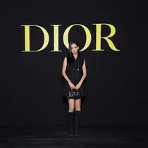 Jisoo BLACKPINK tampil garang mengenakan SS24 black wool suit dress, tas dan sepatu serba Dior. [Dior]