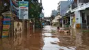 Suasana banjir yang merendam permukiman warga di kawasan Kebalen, Jakarta, Sabtu (20/2/2021). Curah hujan yang tinggi menyebabkan banjir setinggi orang dewasa di kawasan Kebalen. (Liputan6.com/Johan Tallo)