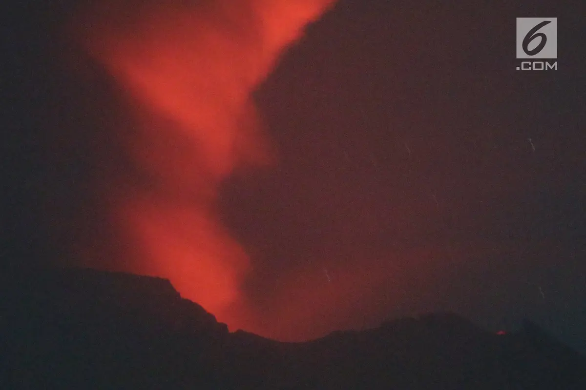 Sinar Api di Puncak Gunung Agung